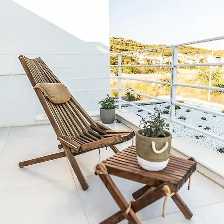 Вилла Breaking The Waves Art House *