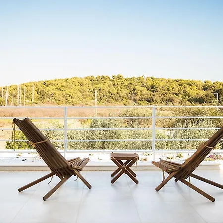 Breaking The Waves Art House Езера