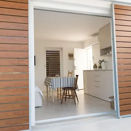 Breaking The Waves Art House *