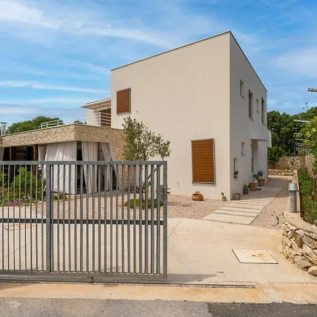 Breaking The Waves Art House *