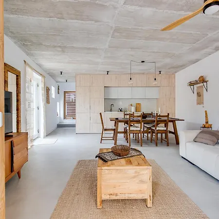 Villa Breaking The Waves Art House