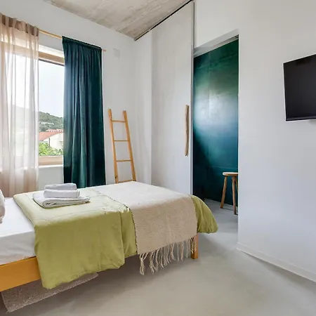 Вилла Breaking The Waves Art House *