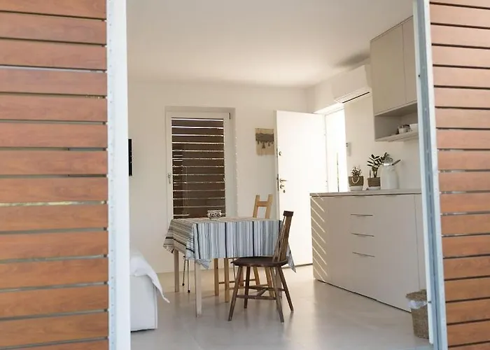 Breaking The Waves Art House *