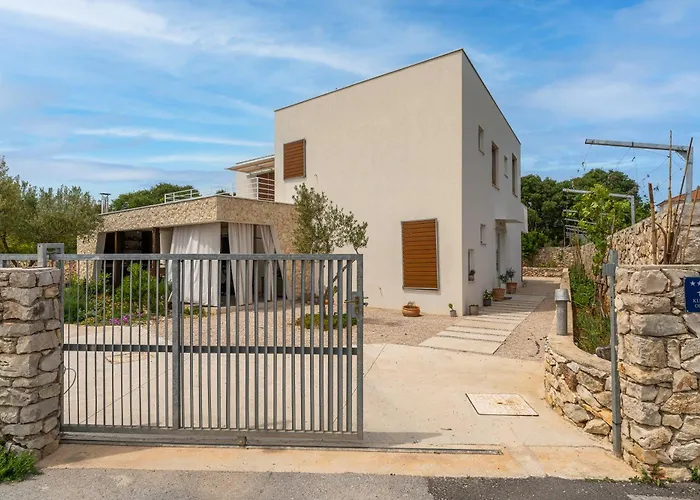 Breaking The Waves Art House *