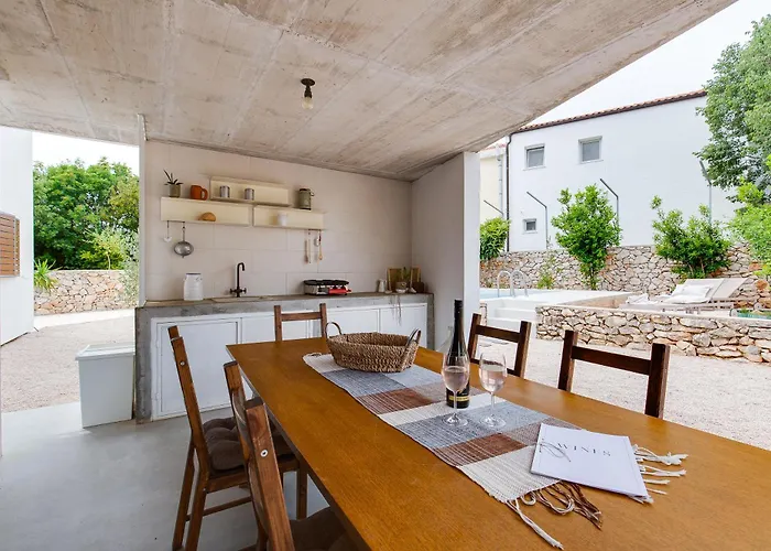 Breaking The Waves Art House *