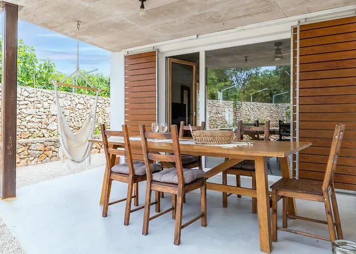 Breaking The Waves Art House Villa