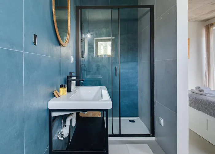 Breaking The Waves Art House *